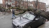 МИЛИОНИ ЉУДИ БЕЗ СТРУЈЕ, ДВЕ ОСОБЕ ПОГИНУЛЕ: Снажна зимска олуја покварила празнично расположење у Канади (ФОТО)