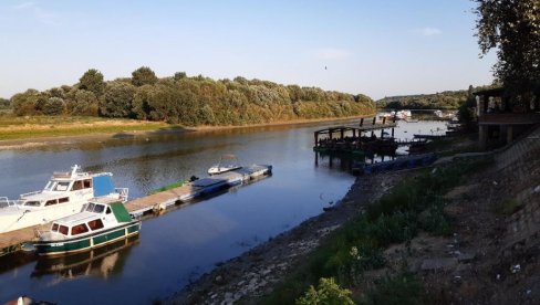 ŠETALIŠTE NAD DUNAVOM : U Starom Slankamenu preko reke se gradi pešački prelaz na pontonima