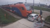 (UZNEMIRUJUĆE) JEZIV SNIMAK NESREĆE NA ŠINAMA KOD VALJEVA: Voz naleteo na automobil, poginula žena (VIDEO)