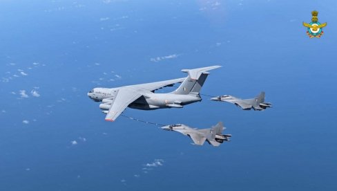 СУ-30 У БОРБИ СА Ф-35: Индијски ловци вежбали напад на британски носач авиона Принц оф Велс (ВИДЕО) СУ-30 У БОРБИ СА Ф-35: Индијски ловци вежбали напад на британски носач авиона Принц оф Велс (ВИДЕО)