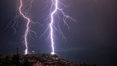 ГРОМ УДАРИО ЖЕНУ У БАШТИ КАФИЋА: Видео сам како јој муња удара у груди и излази кроз пете