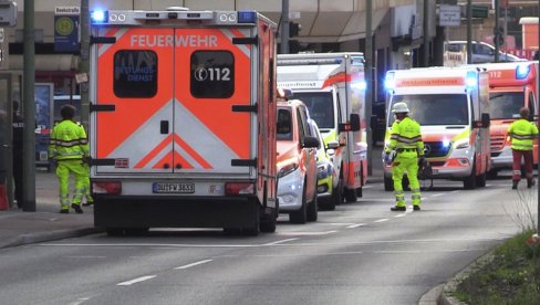 DRAMATIČNE SCENE U NEMAČKOJ: Prevrnuo se autobus pun dece, povređeno njih 27