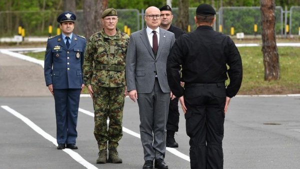 ЗАДАТАК ДРЖАВЕ ЈЕ ДА ЧУВА МИР: Министар Вучевић и генерал Мојсиловић на примопредаји дужности команданта „Кобри“