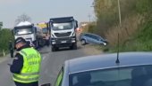 PRVE FOTOGRAFIJE I SNIMCI NA MESTU NESREĆE KOD BUBANJ POTOKA: Sudarili se automobil i cisterna, teško povređen muškarac (FOTO/VIDEO)