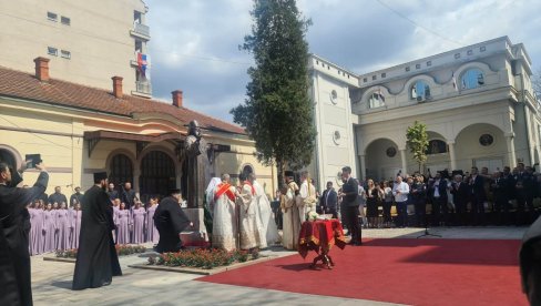 ОТКРИВЕН СПОМЕНИК ПАТРИЈАРХУ ИРИНЕЈУ: У порти Саборног храма у Нишу