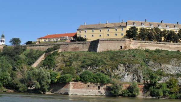 ТРАГЕДИЈА У НОВОМ САДУ: Младићи пали са Петроварадинске тврђаве - један погинуо, други повређен