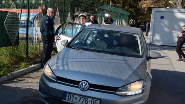 СТАЛА НА СТРАНУ КУРТИЈА И ДОШЛА ДА ГЛАСА ЗА САМУ СЕБЕ! У Звечану једини гласач Слађана Пантовић - дошла и отишла у пратњи полиције (ФОТО)