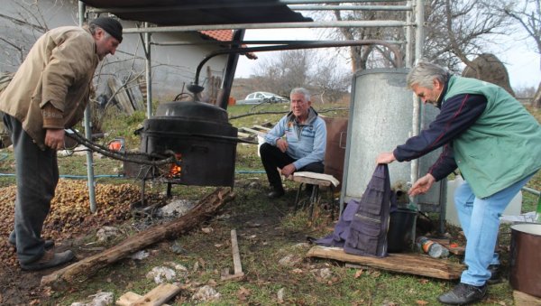 ПЕВАЈ, РАНКА, ДОК СТИГНЕ МАЏАРКА: У Старом Влаху се крај казана обнављају бројни летописи о шљивовици