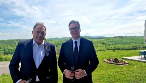 VUČIĆ SA LIDERIMA RS: Srbija će uvek biti uz Srpsku VUČIĆ SA LIDERIMA RS: Srbija će uvek biti uz Srpsku