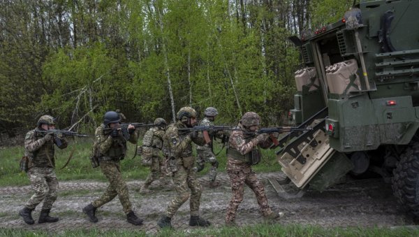 ИЛИ СЕ ПРЕДАЈ ИЛИ НАПАДНИ: Бивши саветник шефа Пентагона - САД најављују ултиматум Зеленском о Русији (ВИДЕО)