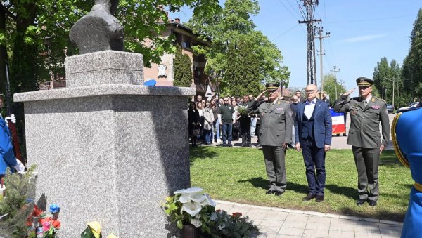 СВИ СМО СВЕДОЦИ ДА ТИБОР ЦЕРНА НИЈЕ ДОЖИВЕО ТРАЈНУ СМРТ Министар Вучевић положио венац на споменик палом борцу са Кошара (ФОТО)