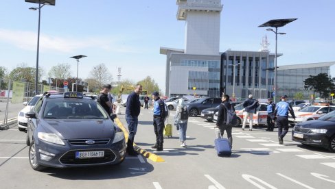 НА АЕРОДРОМ САМО СА ДОЗВОЛОМ: Нове мере против дивљих таксиста у престоници НА АЕРОДРОМ САМО СА ДОЗВОЛОМ: Нове мере против дивљих таксиста у престоници