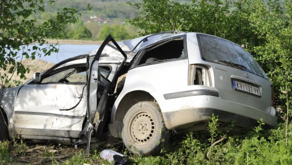 „ПАСАТ“ СЕ ЗАКУЦАО У ДРВО: Саобраћајна несрећа код Краљева, има повређених (ФОТО)