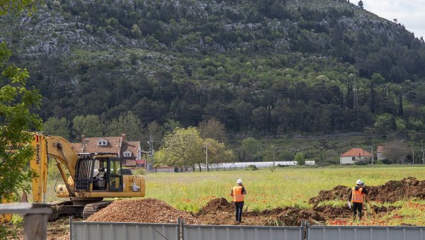 ПОЧЕЛИ ПРИПРЕМНИ РАДОВИ ЗА ИЗГРАДЊУ НОВЕ БОЛНИЦЕ У ТРЕБИЊУ  Отклоњене препреке, машине ушле на терен