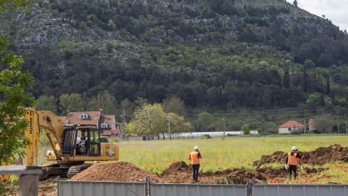 POČELI PRIPREMNI RADOVI ZA IZGRADNJU NOVE BOLNICE U TREBINJU  Otklonjene prepreke, mašine ušle na teren