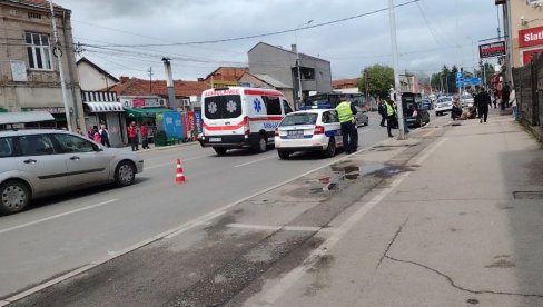 ЧУО СЕ ЈАК ПРАСАК: Ударио аутом човека који је претрчавао улицу, па му први притекао у помоћ