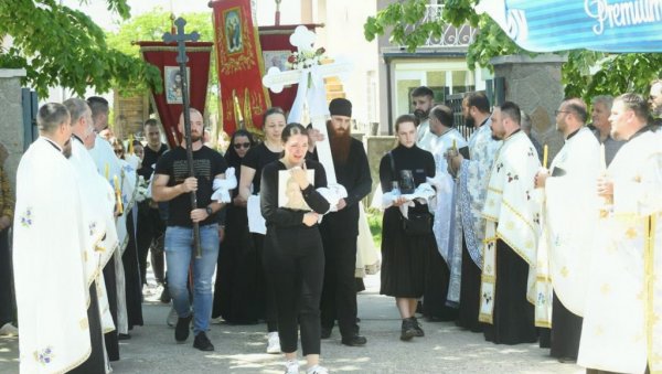 САМО СУ ЈАУЦИ МАЈКЕ И ОЧЕВА УДАРАЛИ У НЕБО: Лепа деца путују... Потресне сцене на сахрани Кристине, Милана и Далибора (ФОТО)