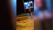 МИСЛИО САМ ДА ЋЕ ПАМЕТНИ СЕМАФОР ЊЕГА ДА УЧИНИ ПАМЕТНИМ: Погледајте како младић покушава да обори семафор у Београду (ВИДЕО)