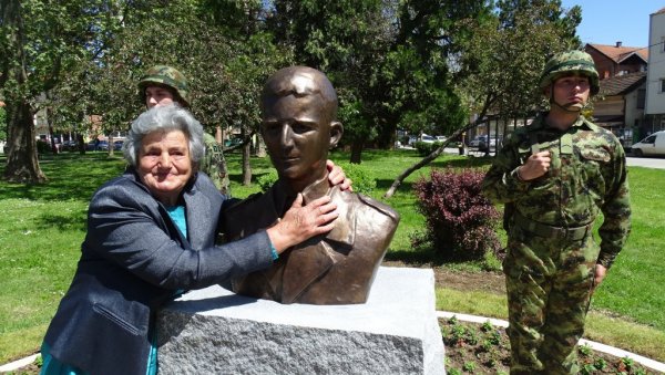 СПОМЕНИК СИНЂЕЛИЋУ С ПОВЛЕНА Мајка Аница: Ово је његово треће рођење, надам се да ће оно бити вечно