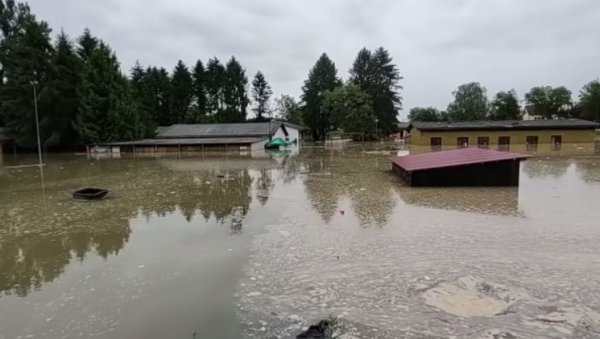 ДРАМА У СИСКУ: Вода пробила насип