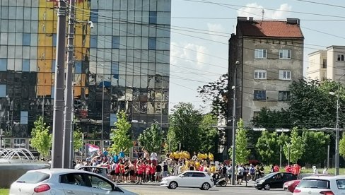 BAKLJE I KUPANJE U FONTANI: Maturanti prestoničkih gimnazija obeležili  juče  završetak školovanja