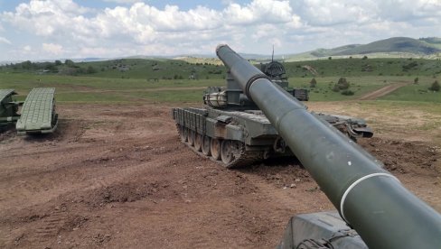 POGLEDAJTE – VOJSKA SRBIJE NA BOJEVIM VEŽBAMA: Održani završni manevri kadeta na Pasuljanskim livadama (FOTO) POGLEDAJTE – VOJSKA SRBIJE NA BOJEVIM VEŽBAMA: Održani završni manevri kadeta na Pasuljanskim livadama (FOTO)