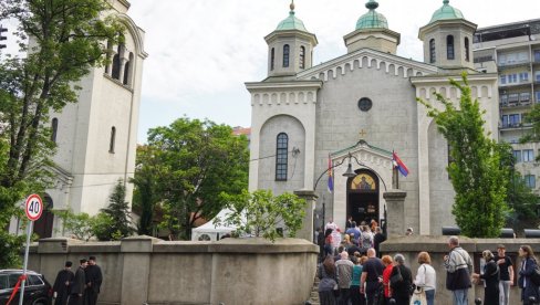 ISPRED VEZNESENJSKE CRKVE DOČEKANA RUKA SVETOG SAVE: Sutra na čelu Spasovdanske litije ISPRED VEZNESENJSKE CRKVE DOČEKANA RUKA SVETOG SAVE: Sutra na čelu Spasovdanske litije
