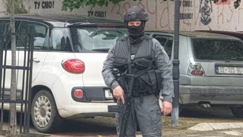 ТЗВ. КОСОВСКА ПОЛИЦИЈА ПОКУШАВА НОВА ХАПШЕЊА СРБА: Блокирана главна улица у Звечану