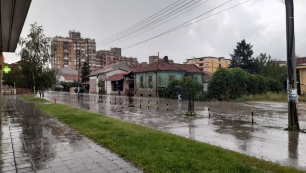 ПАДАЛИ ЈАКА КИША И ГРАД ВЕЛИЧИНЕ ЛЕШНИКА: Невреме захватило Лесковац и околину, вода по улицама (ФОТО)