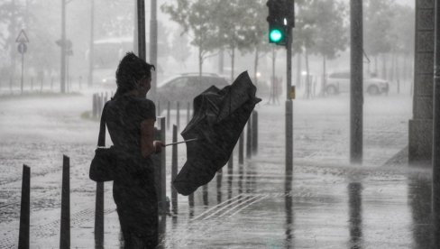 RHMZ IZDAO HITNO UPOZORENJE: Nevreme sa pljuskovima i grmljavinom stiže u ove delove zemlje (FOTO)