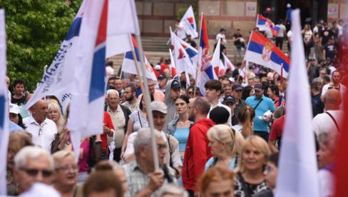 НИСМО НАТЕРАНИ, ВОЛИМО ВУЧИЋА И НАШУ ДРЖАВУ Репортери Новости међу реком људи из целе Србије, који су дошли на скуп  у Београду