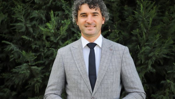 КОМЕДИЈА ПРЕДСЕДНИКА ОПШТИНЕ ЗЕТА: На дан избора заказао седницу поводом повлачења признања Косова