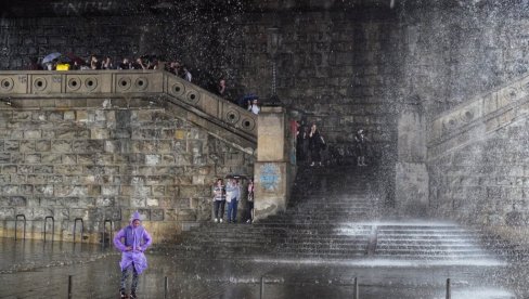 RHMZ POPALIO METEOALARME, OČEKUJTE HITNA UPOZORENJA: Pašće velika količina kiše za kratko vreme, prete grad i olujni vetar
