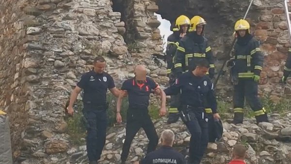 ПОЛИЦИЈА ОДВЕЛА МУШКАРЦА КОЈИ СЕ ПЕО НА КУЛУ У КРУШЕВЦУ: Два сата драме због бесмисленог изазова (ВИДЕО) ПОЛИЦИЈА ОДВЕЛА МУШКАРЦА КОЈИ СЕ ПЕО НА КУЛУ У КРУШЕВЦУ: Два сата драме због бесмисленог изазова (ВИДЕО)