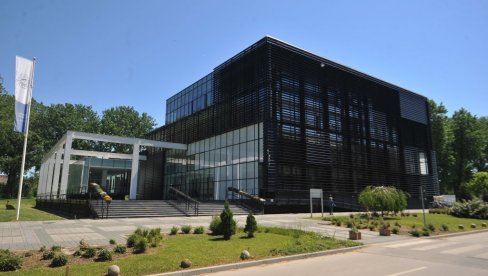 ИЗЈАВА РЕКТОРА УНИВЕРЗИТЕТА У НОВОМ САДУ: Оштра осуда напада на студенте који желе да уче!