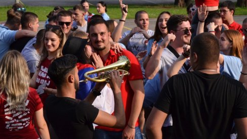 ŽURKA U PARKU: Matiranti Poljoprivredne škole iz Svilajnca proslavili kraj školovanja (FOTO)