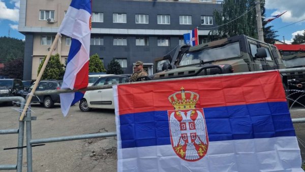 СРПСКЕ ТРОБОЈКЕ НА ПРЕПРЕКАМА КФОР-а: Срби у Лепосавићу окачили заставе на бодљикаве жице (ВИДЕО) СРПСКЕ ТРОБОЈКЕ НА ПРЕПРЕКАМА КФОР-а: Срби у Лепосавићу окачили заставе на бодљикаве жице (ВИДЕО)