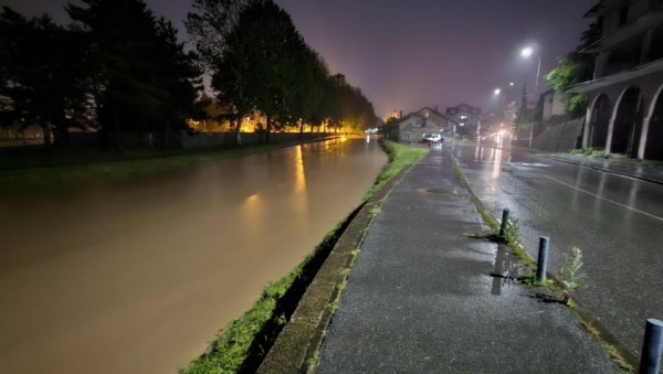 ВОДА ПРОДРЛА У УРГЕНТНИ ЦЕНТАР: Велико невреме у лозничком крају траје сатима, киша не престаје да пада (ВИДЕО)