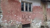 ПРОВОКАЦИЈА У ОРАХОВЦУ: Заставе Албаније и тзв. ОВК окачене на игралишту које користе српска деца