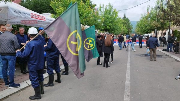 ПОДРШКА РУДАРА ТРЕПЧЕ СУГРАЂАНИМА У ЗВЕЧАНУ: Због Куртијеве полиције не могу да раде, угрожен им је опстанак (ФОТО)