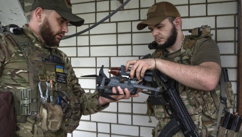 NOVA TAKTIKA ZAŠTITE FPV DRONOVA: Ruske trupe sada dižu “tunele od mreže” duž puteva u Ukrajini (VIDEO)