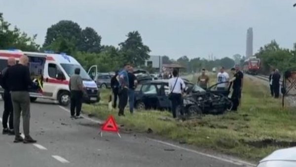 ВОЗ УДАРИО АУТО У ЛОЗНИЦИ: Објављен снимак, возило потпуно смрскано (ВИДЕО)