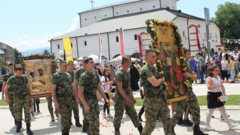 ВРАЊЕ СЛАВИ ДУХОВСКИ ПОНЕДЕЉАК: Након литургије - литије центром града