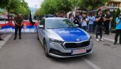 PROVOKACIJA POLICIJE LAŽNE DRŽAVE: Ušli vozilom među Srbe koji mirno protestuju (FOTO/VIDEO)