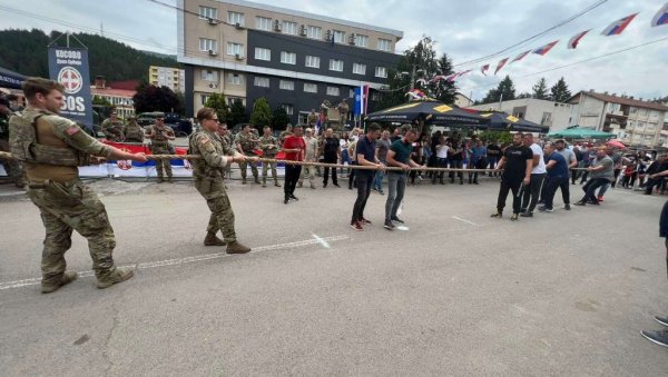 СПОРТСКИ ДУХ У ЛЕПОСАВИЋУ: У надвлачењу конопца такмиче се и припадници КФОР-а (ВИДЕО)