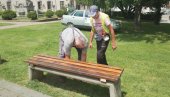 ПРАКТИЧНОМ НАСТАВОМ ДО ЛЕПШЕ ВАРОШИ: Власотинчани обнављају оштећене клупе ПРАКТИЧНОМ НАСТАВОМ ДО ЛЕПШЕ ВАРОШИ: Власотинчани обнављају оштећене клупе