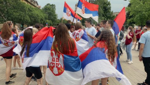 DIVNE SCENE U SMEDEREVU: Maturanti proslavili kraj školske godine (FOTO)