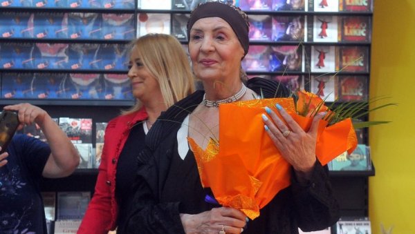 ЛЕПА ЛУКИЋ ПРОГОВОРИЛА О СМРТИ: Никоме не сметам и мафијаши ме поштују ЛЕПА ЛУКИЋ ПРОГОВОРИЛА О СМРТИ: Никоме не сметам и мафијаши ме поштују