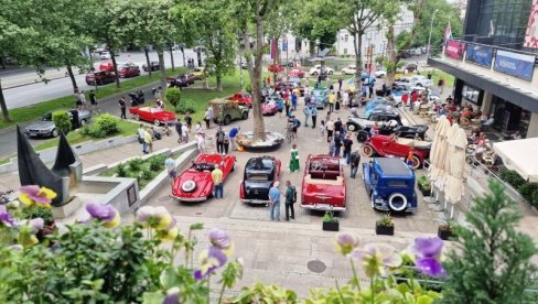 NA PLATOU I AUTO IZ MARATONACA: Izložba ispred Opštine Zvezdara, oldtajmeri oduševili građane (FOTO)