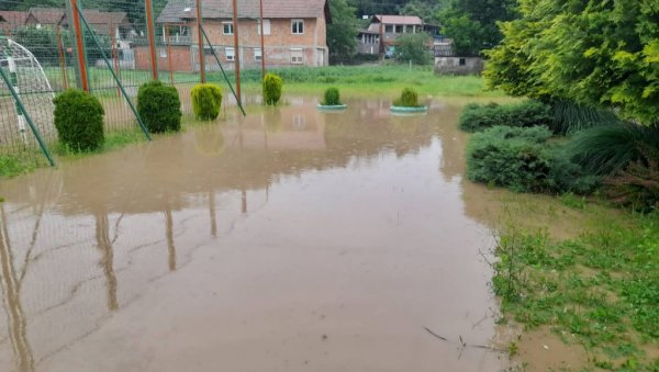 ЈАГОДИНУ ЗАДЕСИЛА ТЕШКА НЕПОГОДА: Села под водом - материјална штета огромна (ФОТО)